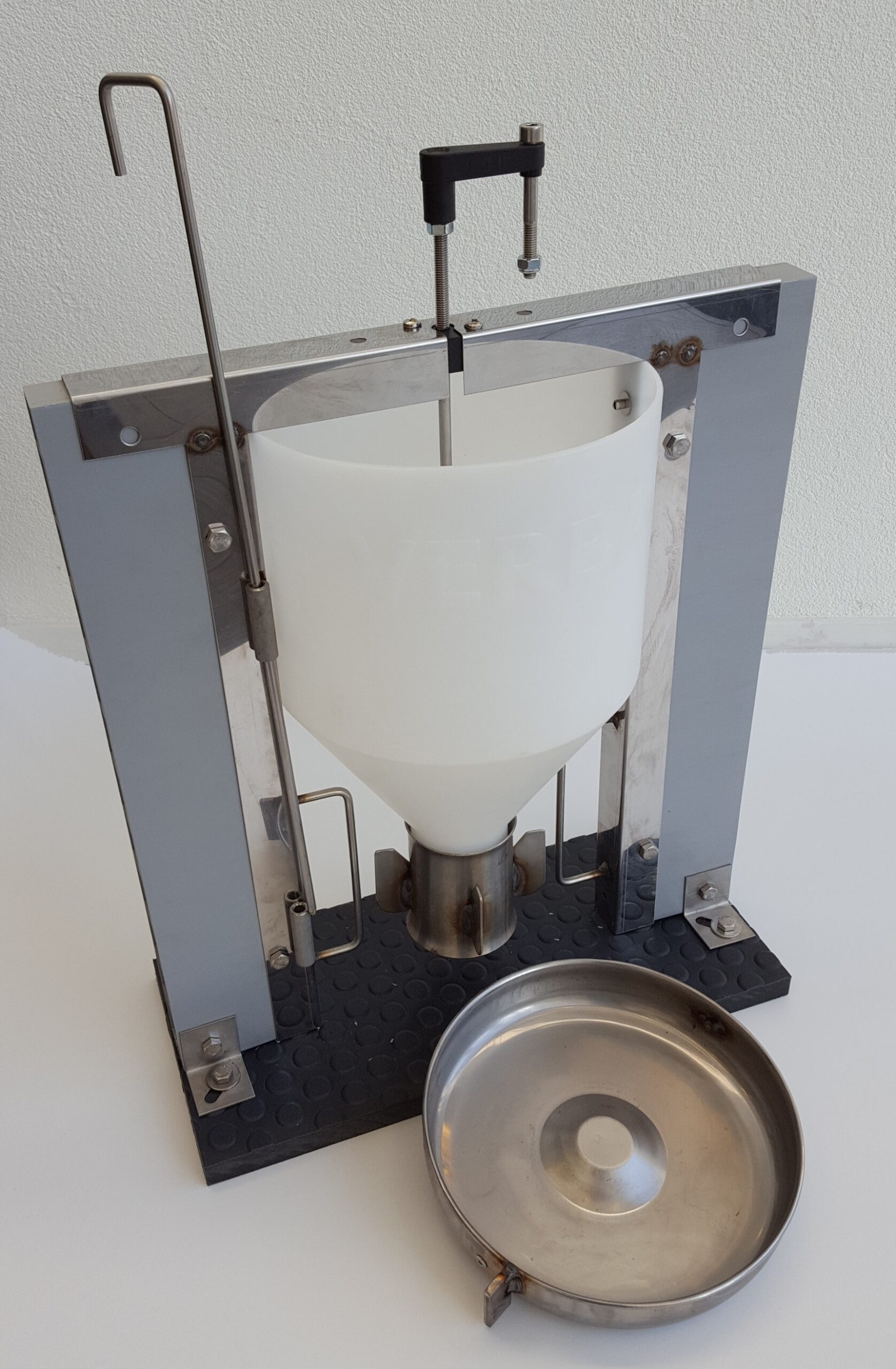 Ferkelfutterautomat aus dem Trog ausgebaut